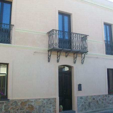 Is Scabas Guestrooms Solarussa Exterior photo