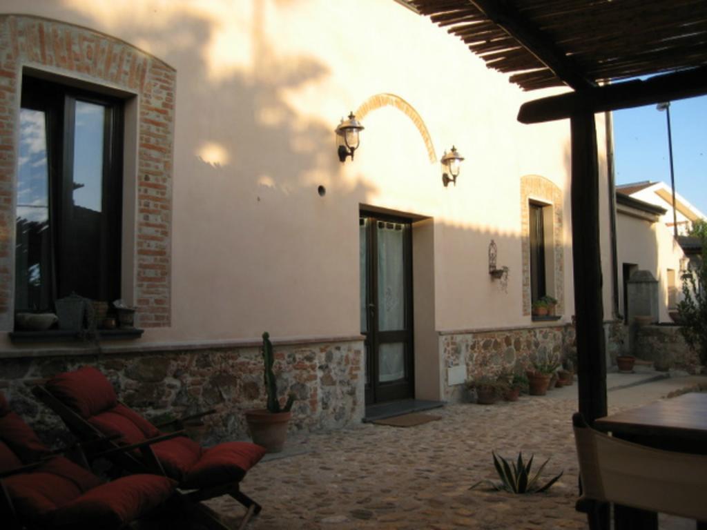 Is Scabas Guestrooms Solarussa Exterior photo