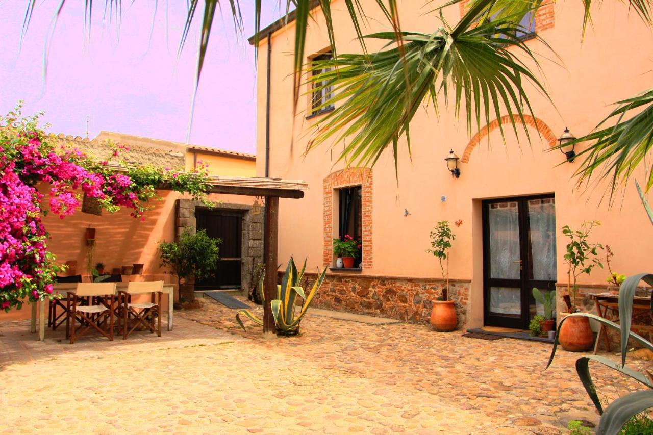 Is Scabas Guestrooms Solarussa Exterior photo