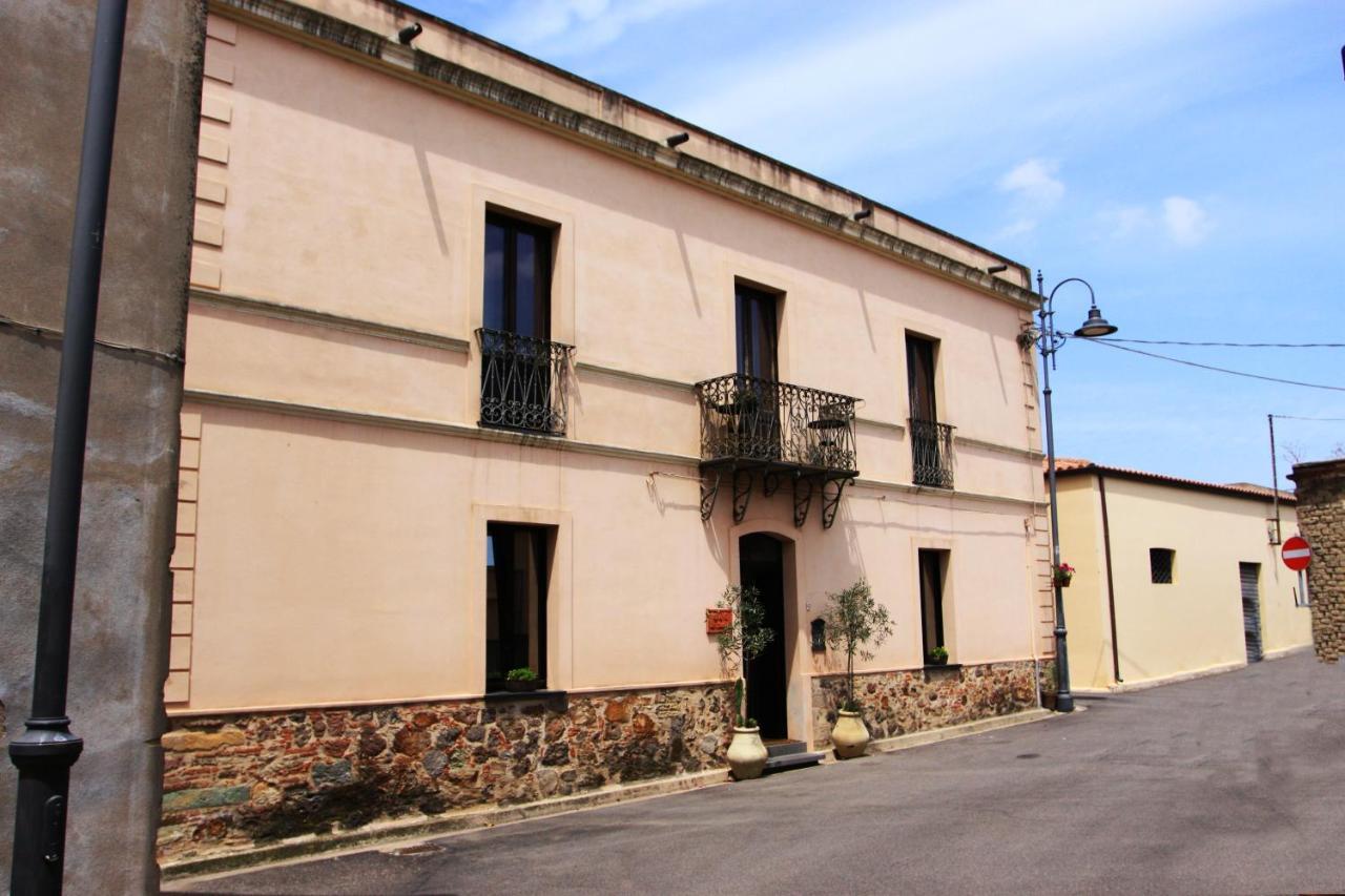 Is Scabas Guestrooms Solarussa Exterior photo
